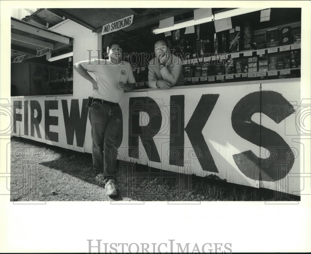 1989 Press Photo Luke LaBruzza &amp; Mike LaBruzza working at family firework stand - Historic Images