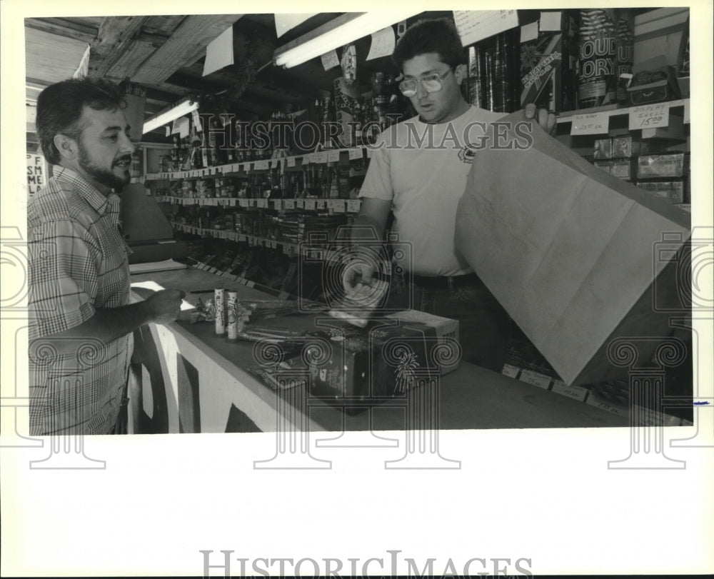 1989 Press Photo Louis LeBrun purchasing fireworks from Mike LaBruzza in Gretna - Historic Images