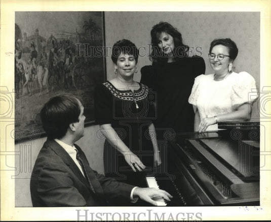 1992 Press Photo Anna Marie Fiskaly & others at Battered Women Reception. - Historic Images