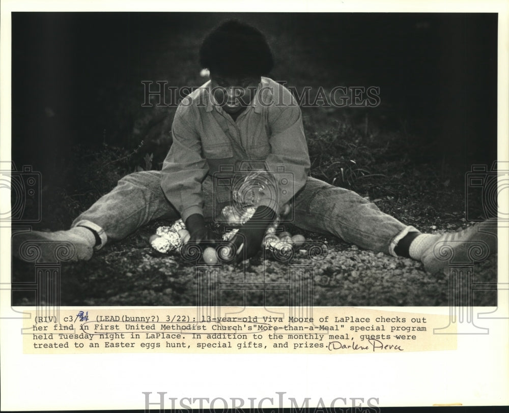 1988 Press Photo Viva Moore checks her gifts &amp; prizes at First United Methodist - Historic Images