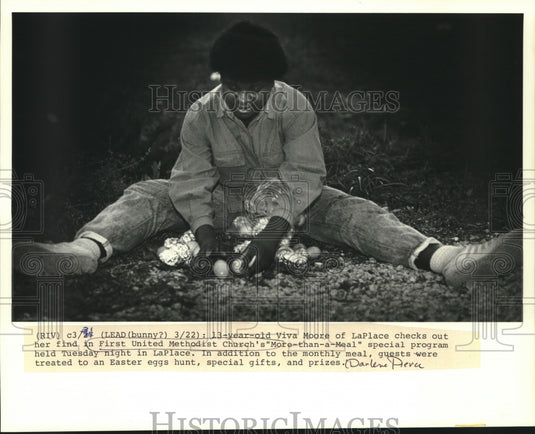 1988 Press Photo Viva Moore checks her gifts & prizes at First United Methodist - Historic Images