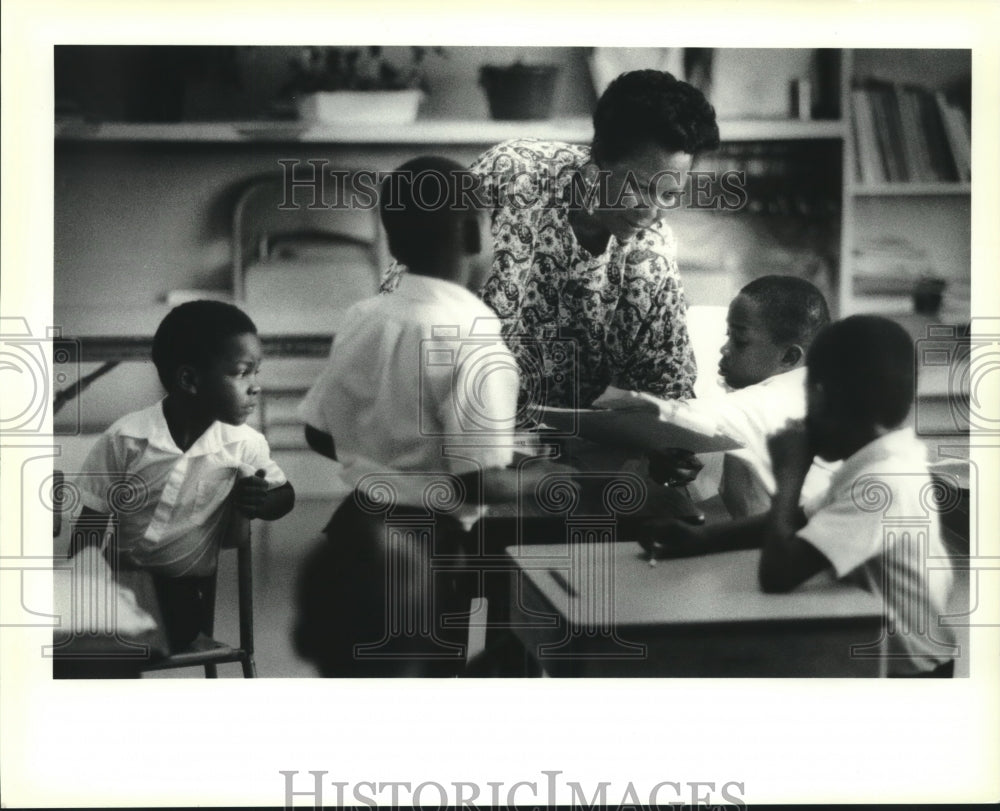 1990 Press Photo JoAnn Bringier &amp; students of Fischer Elementary check papers. - Historic Images