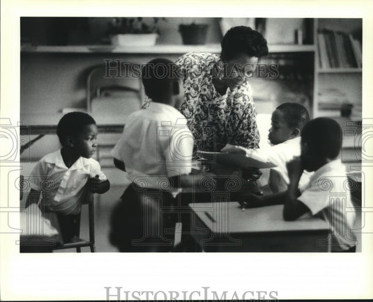 1990 Press Photo JoAnn Bringier & students of Fischer Elementary check papers. - Historic Images