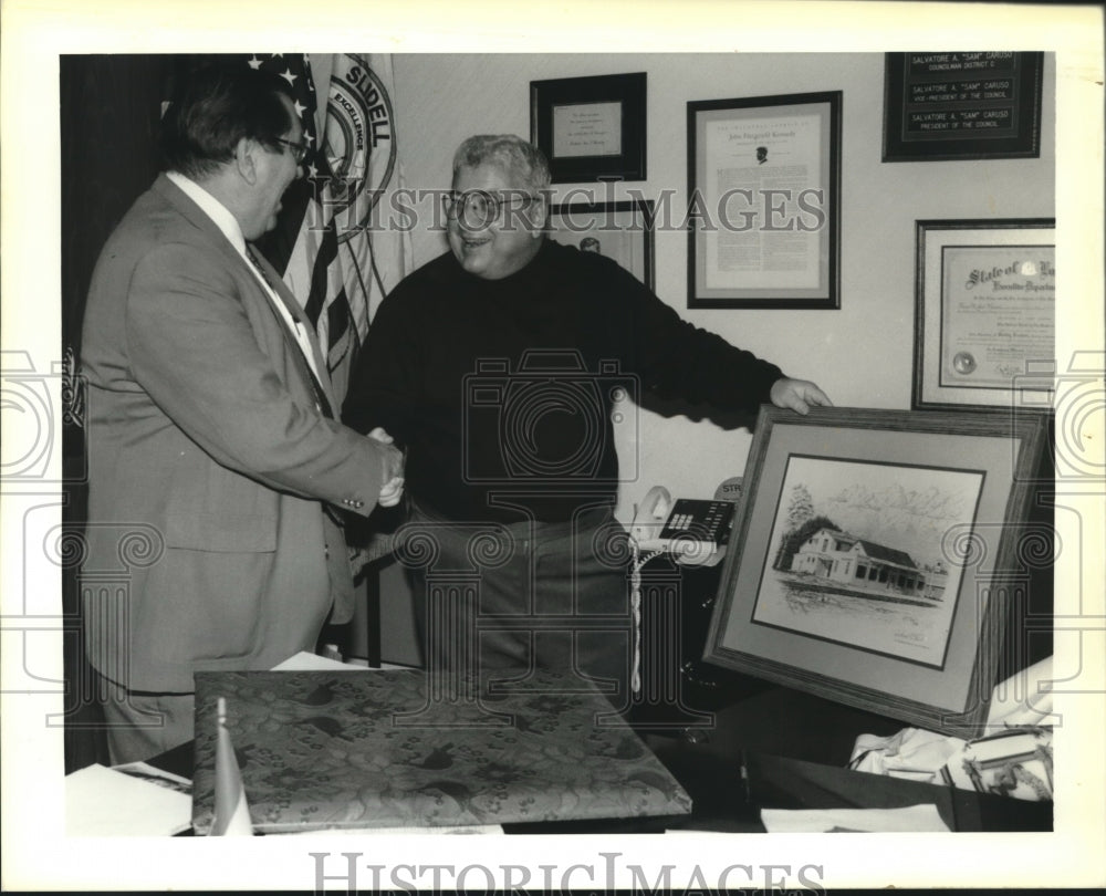 1992 Press Photo Richard Fleck presents Christmas gift to Mayor Sam Caruso - Historic Images