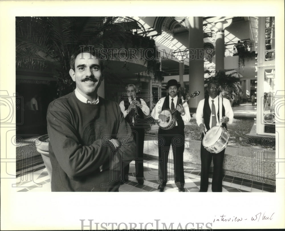 1988 Press Photo Lou Flanigan, marketing director of Esplanade Mall - Historic Images