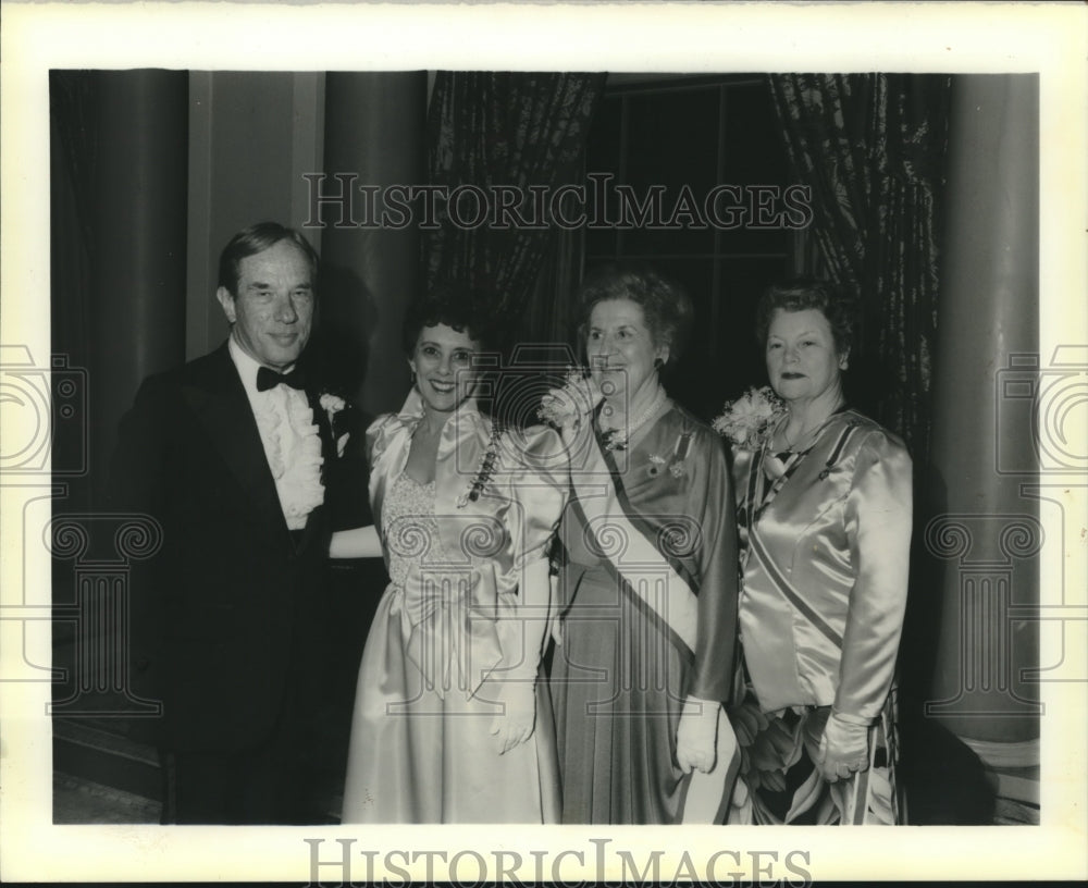 1990 Press Photo DaR Dinner attendees Paul Fabry, Donna Morgan and others - Historic Images