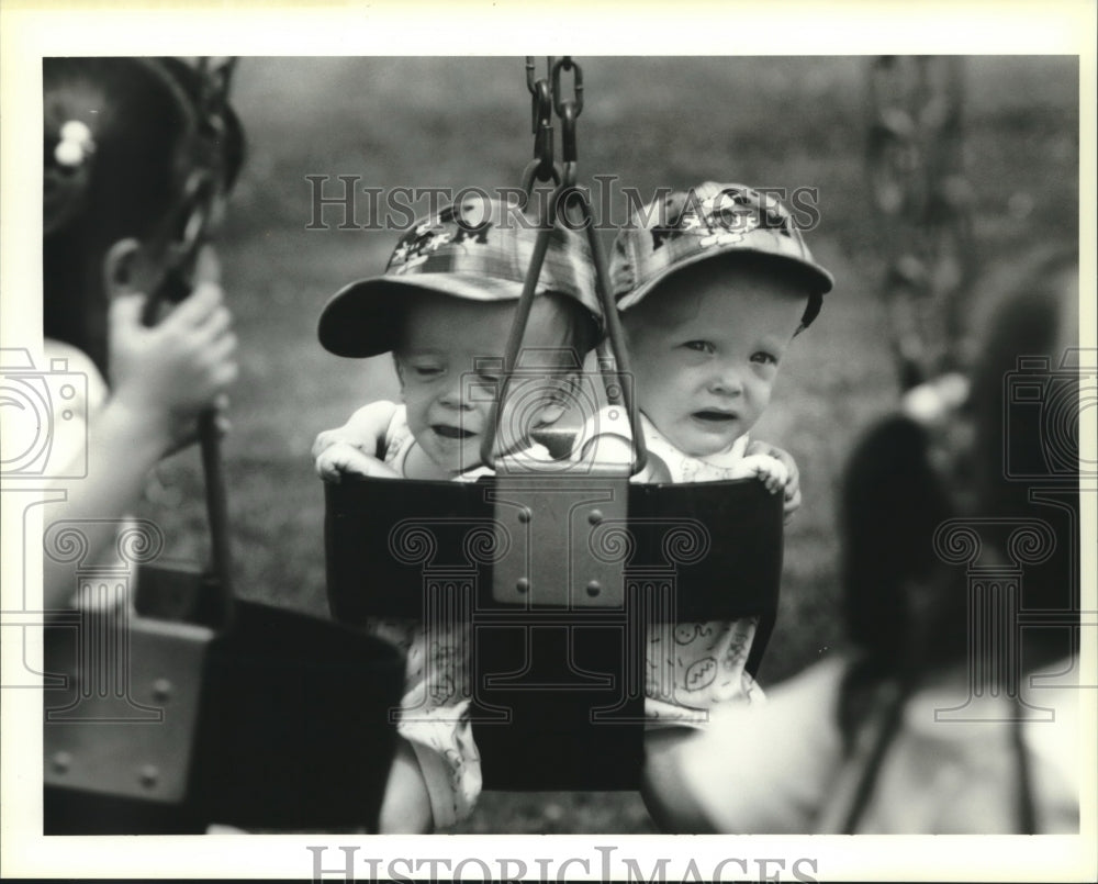 1995 Press Photo Dakota &amp; Dalton Flauss enjoy Mothers of Multiples Club event. - Historic Images