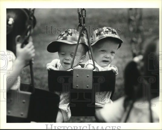 1995 Press Photo Dakota & Dalton Flauss enjoy Mothers of Multiples Club event. - Historic Images