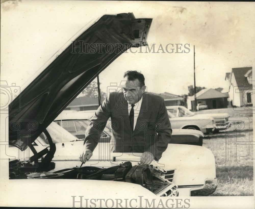 1968 Press Photo Lt. Merlin Flair of the State Police investigates a car. - Historic Images