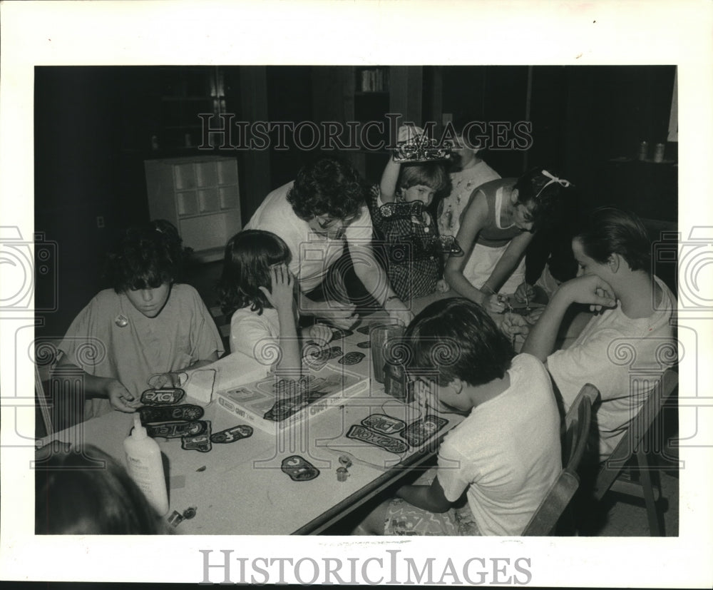 1987 Press Photo Youngsters during arts session at First Baptist Church, Violet - Historic Images