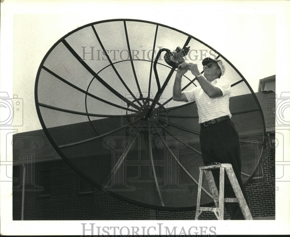 1987 Press Photo James Roach installs satellite dish at First Baptist Church - Historic Images