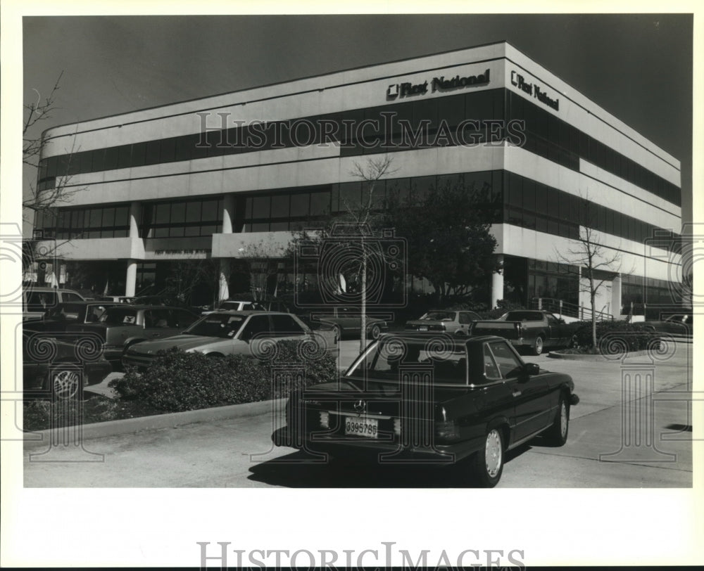 1995 Press Photo First National Bank of St. Bernard - Historic Images