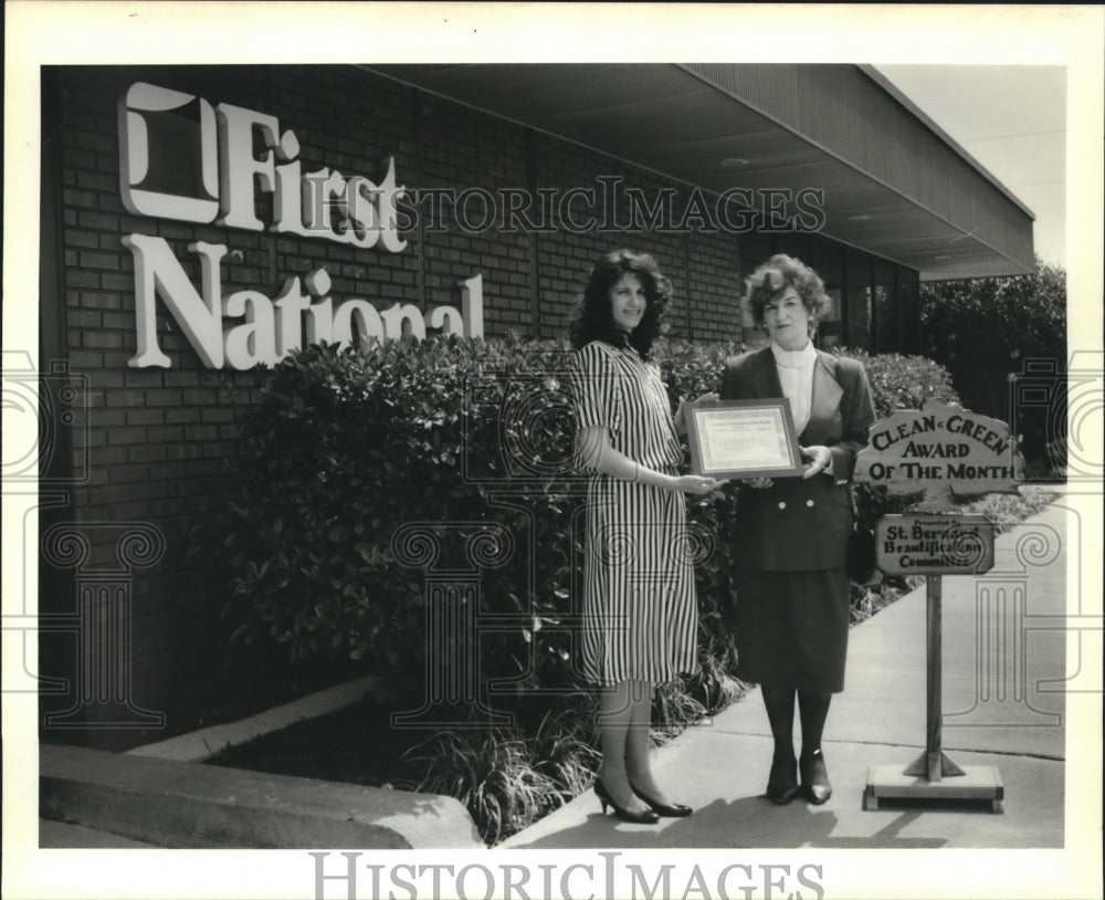 1989 Press Photo Toni Jarman accepts Clean and Green Award, First National Bank - Historic Images