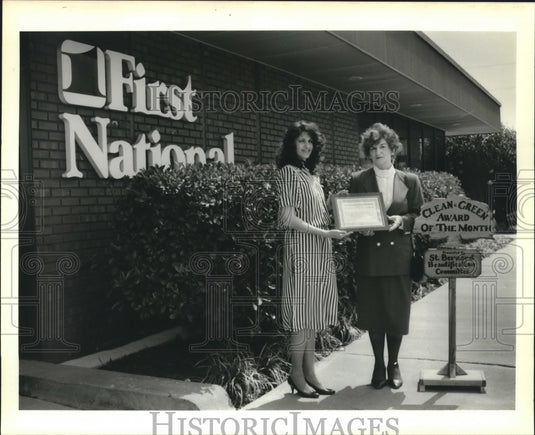 1989 Press Photo Toni Jarman accepts Clean and Green Award, First National Bank - Historic Images