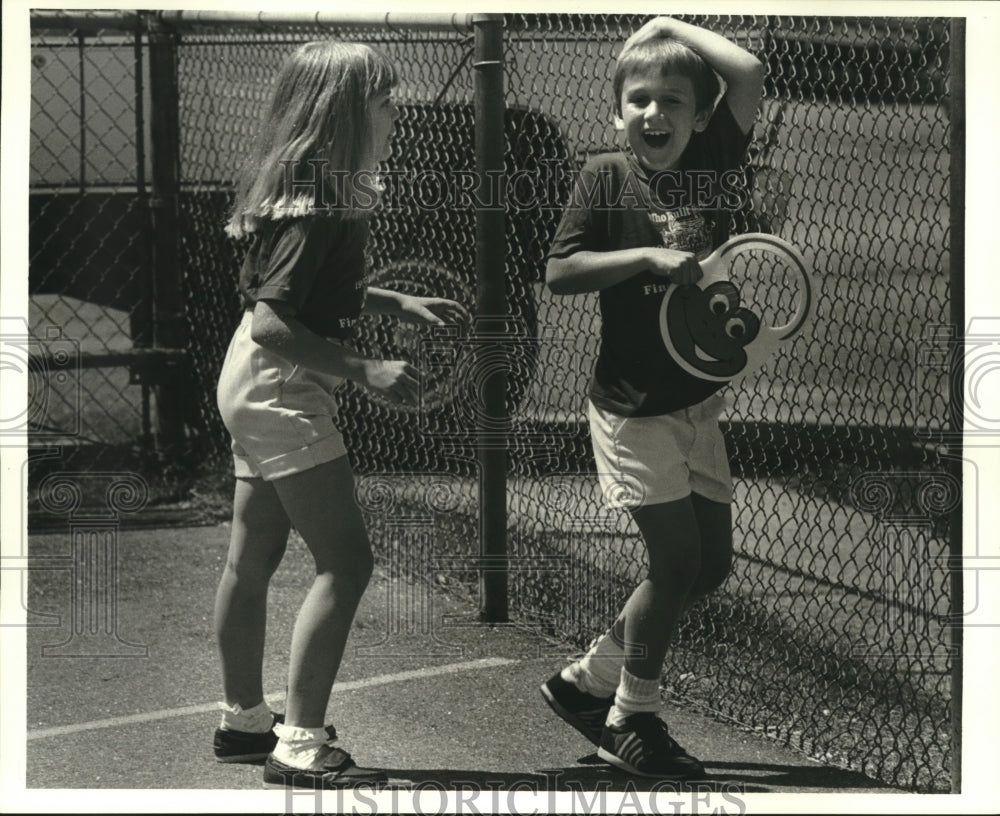 1986 Press Photo Todd Russo plays with Shawn Dennis, First English Church Fair - Historic Images