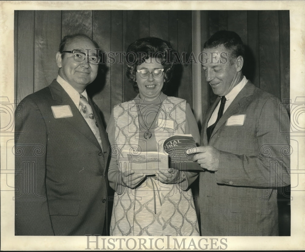 1973 Press Photo Dr. Peter Firmin &amp; others of MAC attend MAC-4th Parish dinner. - Historic Images