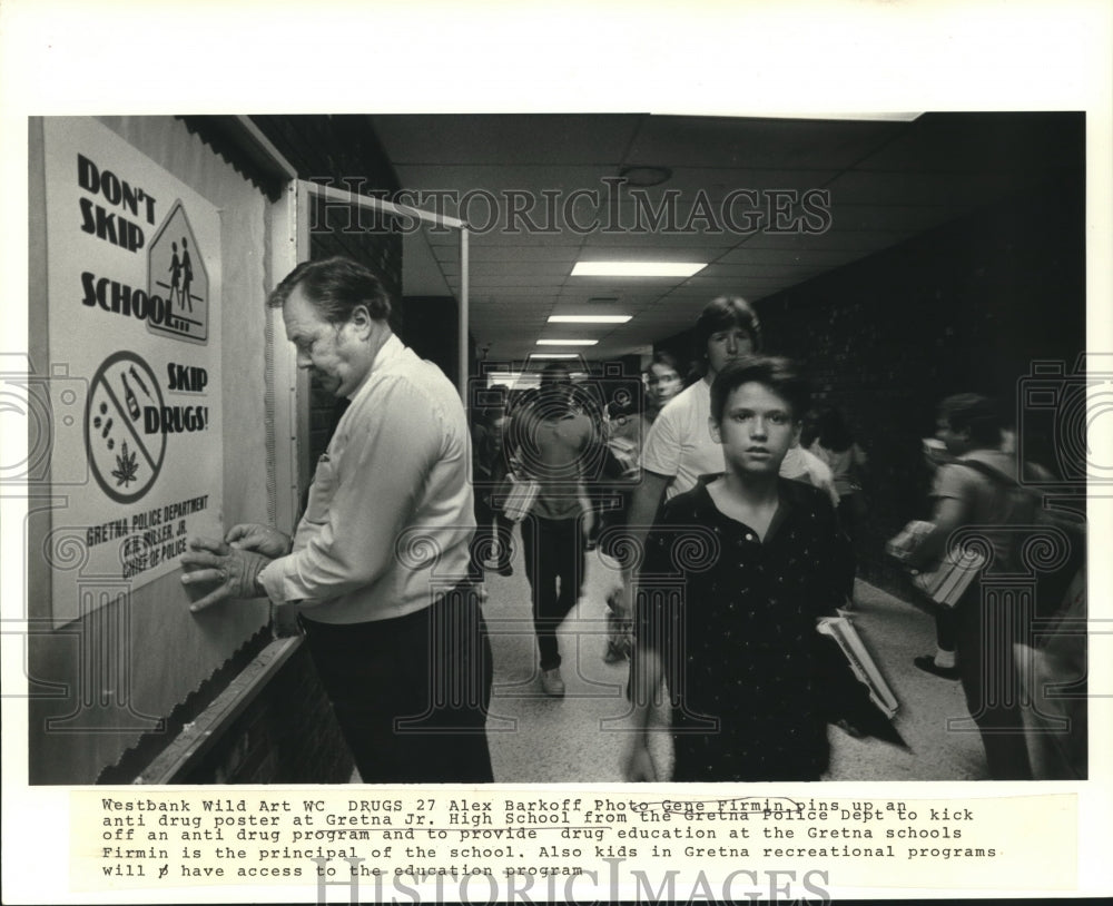 1987 Press Photo Gene Firmin, Gretna Junior High&#39;s principal, pins poster. - Historic Images