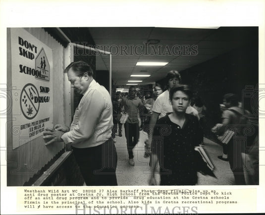 1987 Press Photo Gene Firmin, Gretna Junior High's principal, pins poster. - Historic Images