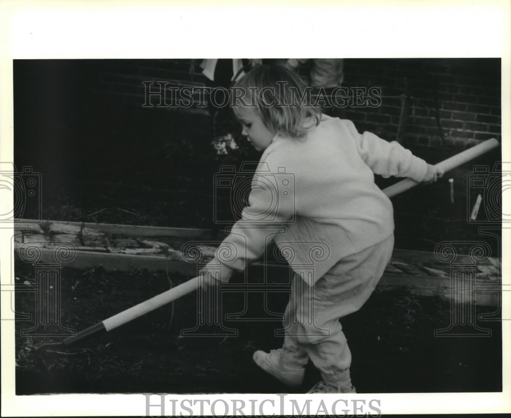 1990 Press Photo  Laurel Buras, First Presbyterian Church Nursery School garden - Historic Images