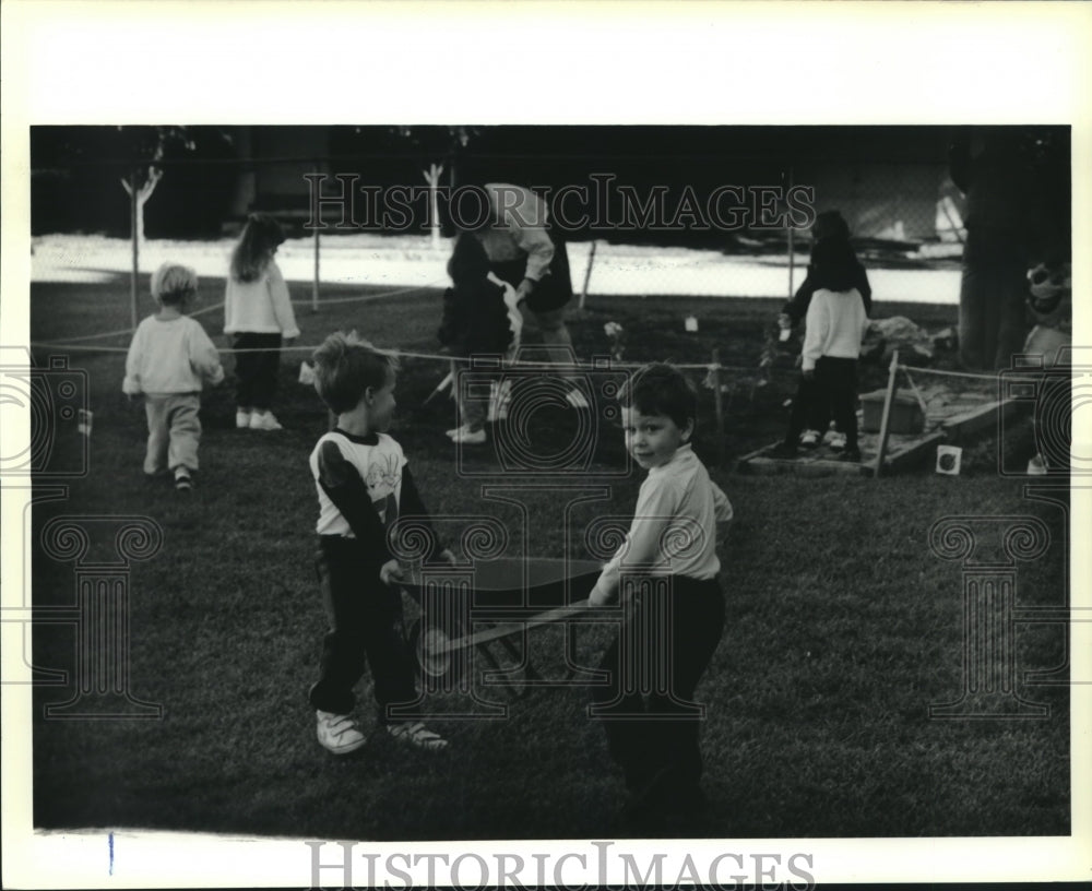 1990 Press Photo First Presbyterian nursery school students work in garden - Historic Images