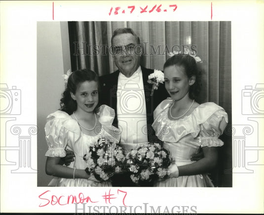 1995 Press Photo Jimmy Fitzmorris with Hermes Ball Ladies in Waiting. - Historic Images