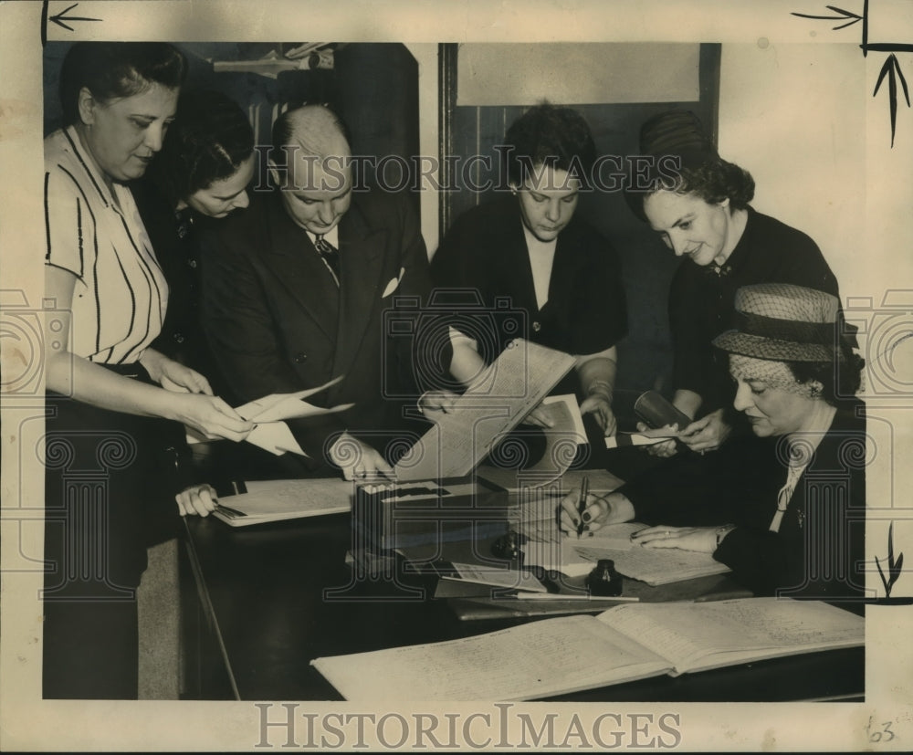 1947 Press Photo Checking the list for dead voters - nob09400 - Historic Images