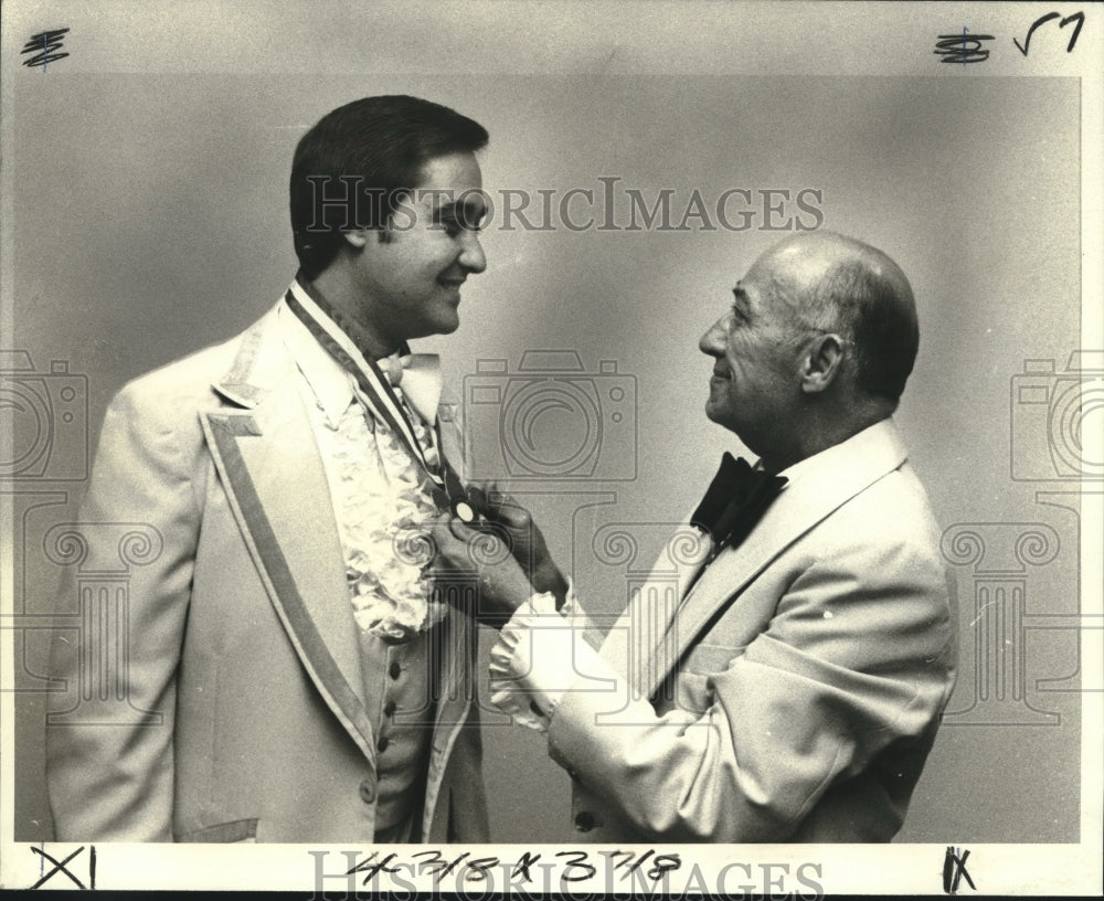 1979 Press Photo Jerry Fein receives president&#39;s medal presented by Joseph Fein - Historic Images