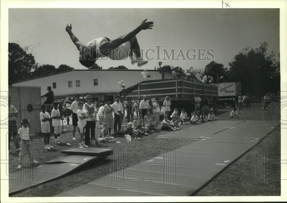 1990 Press Photo A Elmwood Gymnastic Academy student suspended in midair. - Historic Images