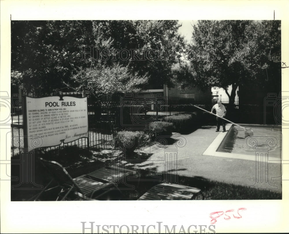 1988 Press Photo Exterior of the pool area of Elwood Plantation Apartments - Historic Images