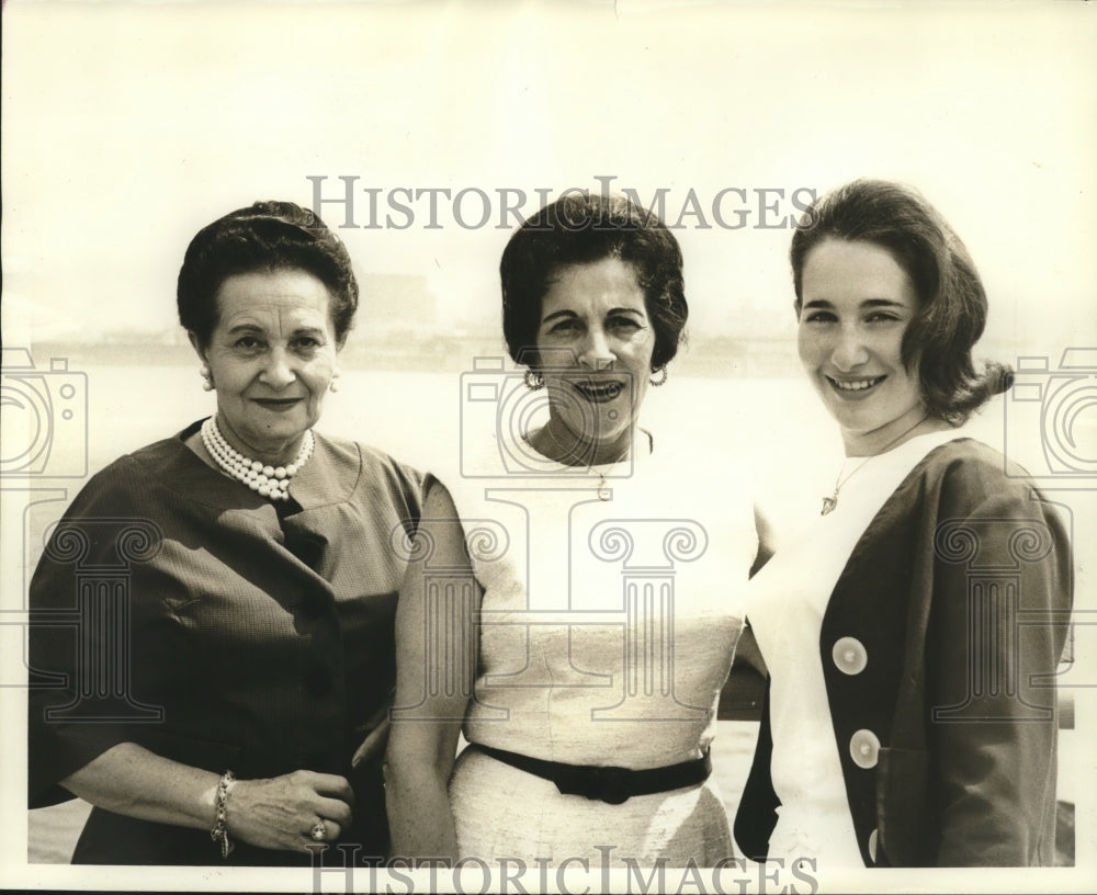 1962 Press Photo Zelda Feingerts &amp; others aboard Nieuw Amsterdam to Europe. - Historic Images