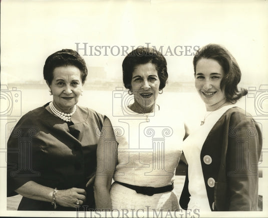 1962 Press Photo Zelda Feingerts & others aboard Nieuw Amsterdam to Europe. - Historic Images