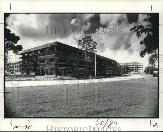 1977 Press Photo Office buildings under construction at Elmwood Village. - Historic Images
