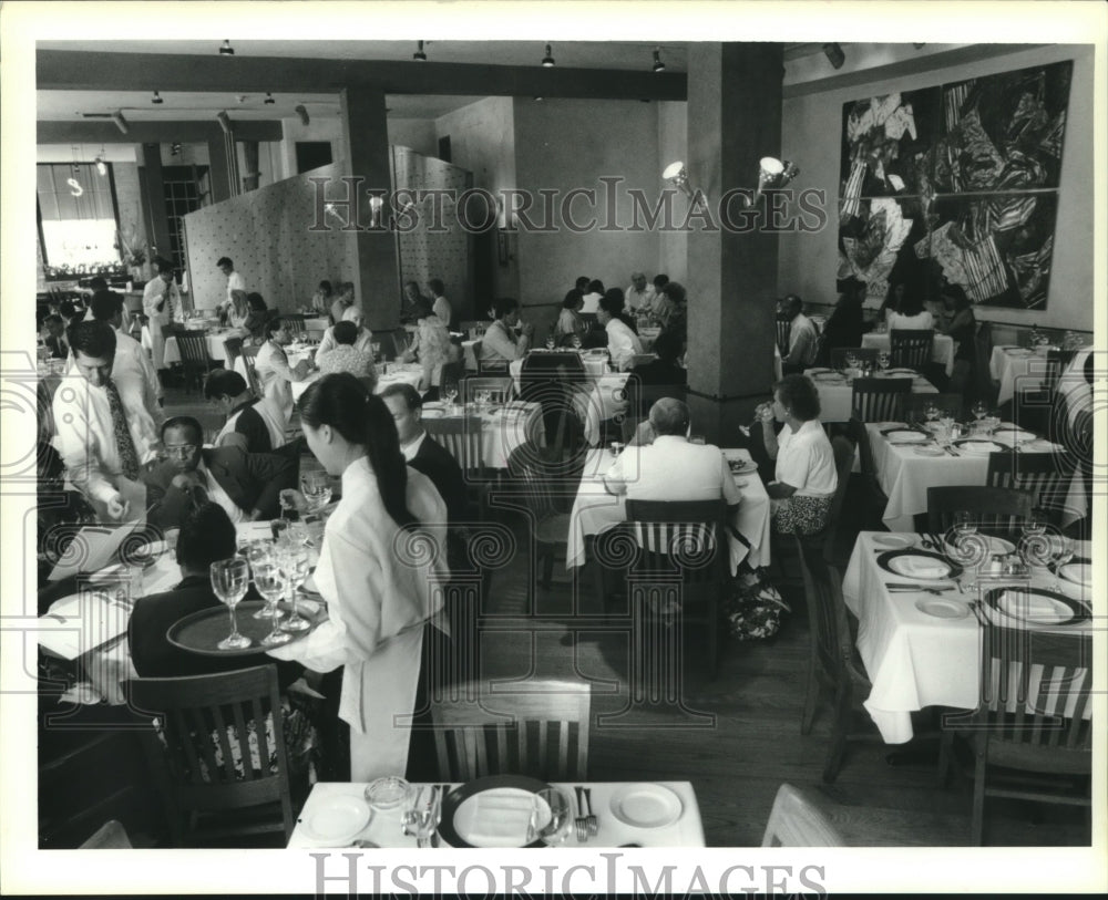 1995 Press Photo Gracious seating at Emeril&#39;s on Tchopitoulas Street. - Historic Images