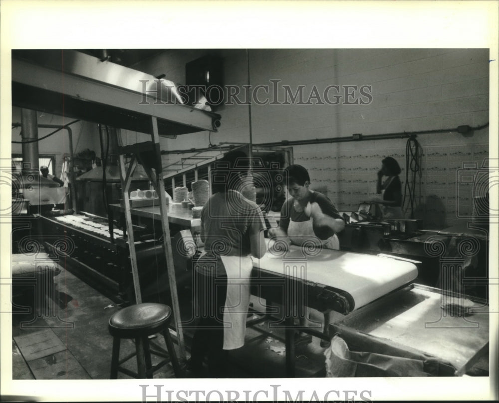 1990 Press Photo Workers in El Sol Tortilla Factory in Gretna. - Historic Images