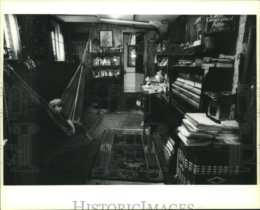 1991 Press Photo Ambrose plays in hammock aboard tugboat Elsbeth II. - Historic Images