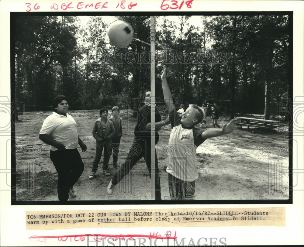 1987 Press Photo Emerson Academy Students Playing Tether Ball Before Class - Historic Images