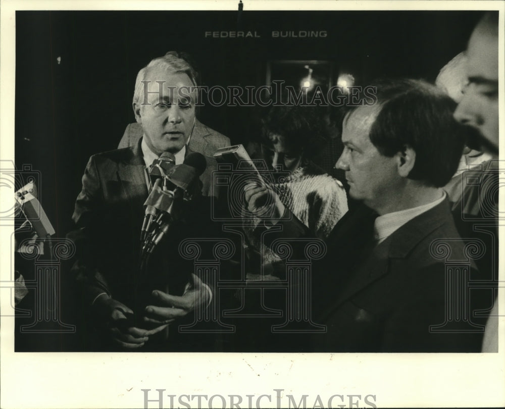 1984 Press Photo Governor Edwards Talks to Reporters After Hours with Grand Jury - Historic Images