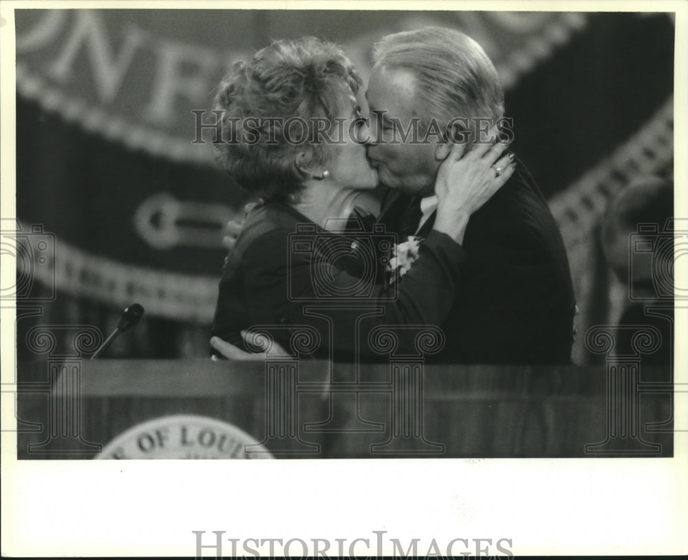 1993 Press Photo Governor Edwin Edwards kisses his wife after win - Historic Images