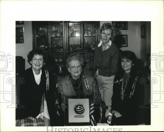 1991 Press Photo Katherine Flynn & other members of the DAR - Historic Images