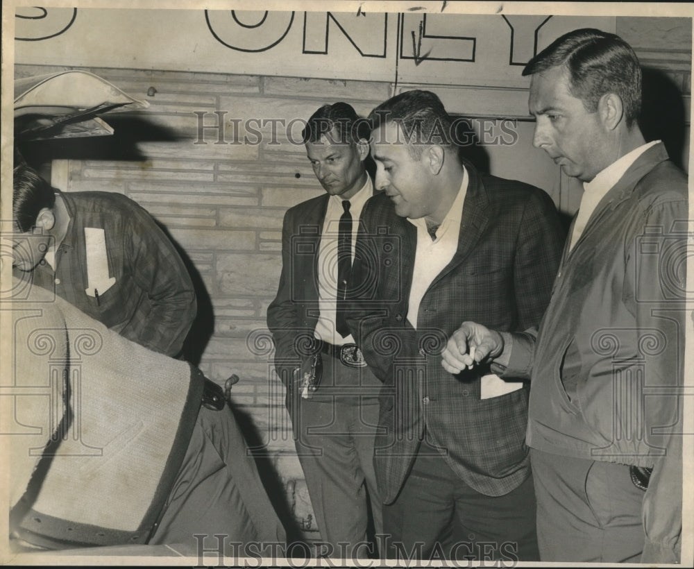 1967 Press Photo Narcotics and Guns squad arrested Emile Ros at E. Bank Jail - Historic Images