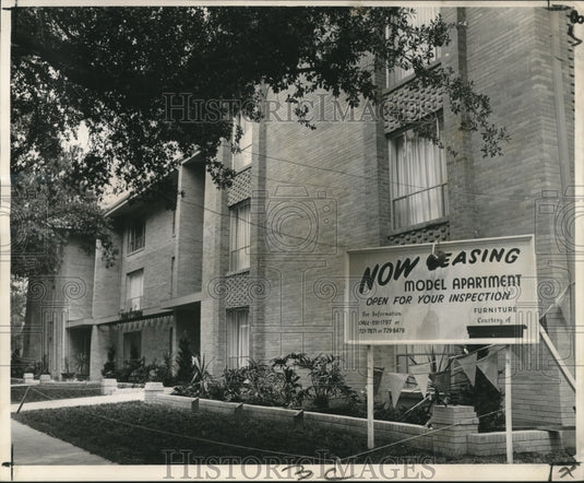 1962 Press Photo Modern apartment complex at Forty-O-Seven St. Charles-Historic Images
