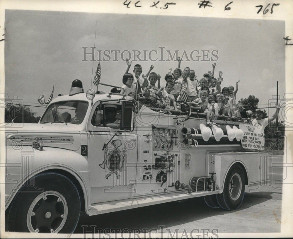 1963 Press Photo Youngsters get truck ride, 4th of July celebration, New Orleans - Historic Images