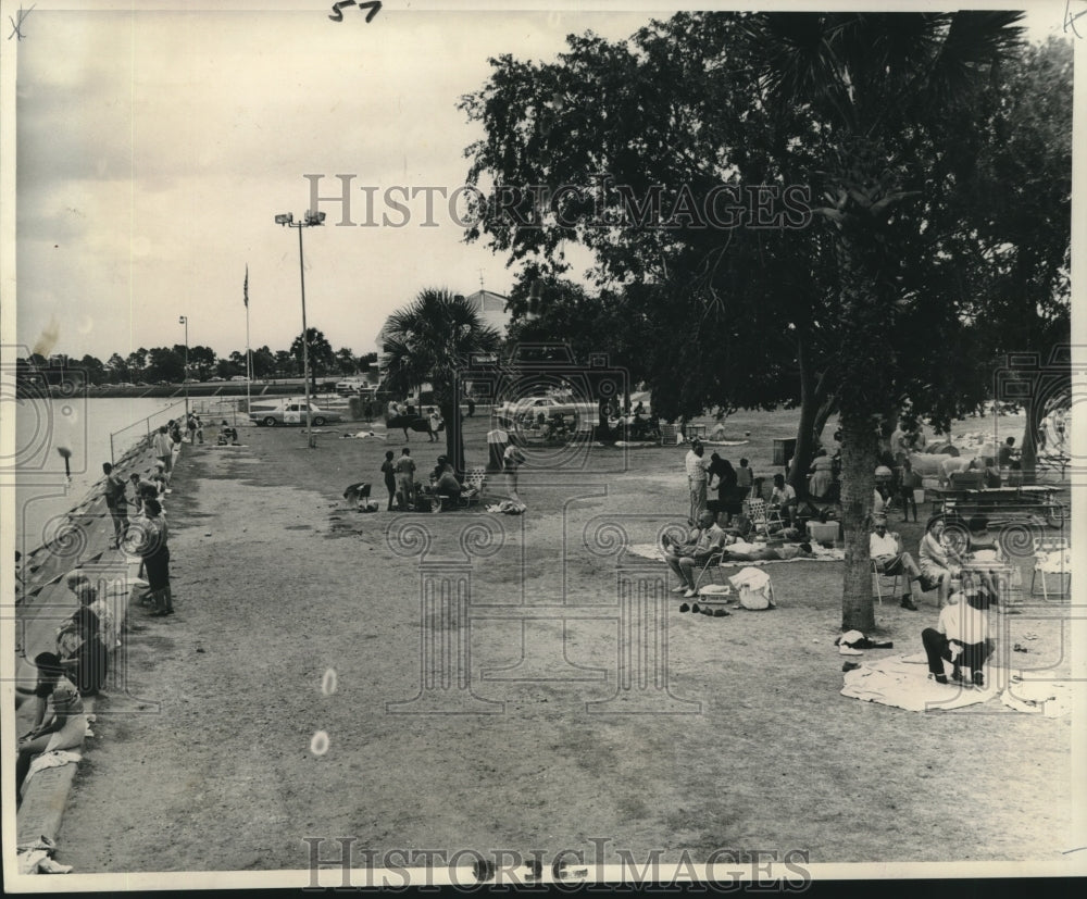 1966 People gather at Lake Pontchartrain - Historic Images