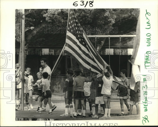 1986 Press Photo Preparing to raise American flag, Kehoe-France camp - Historic Images