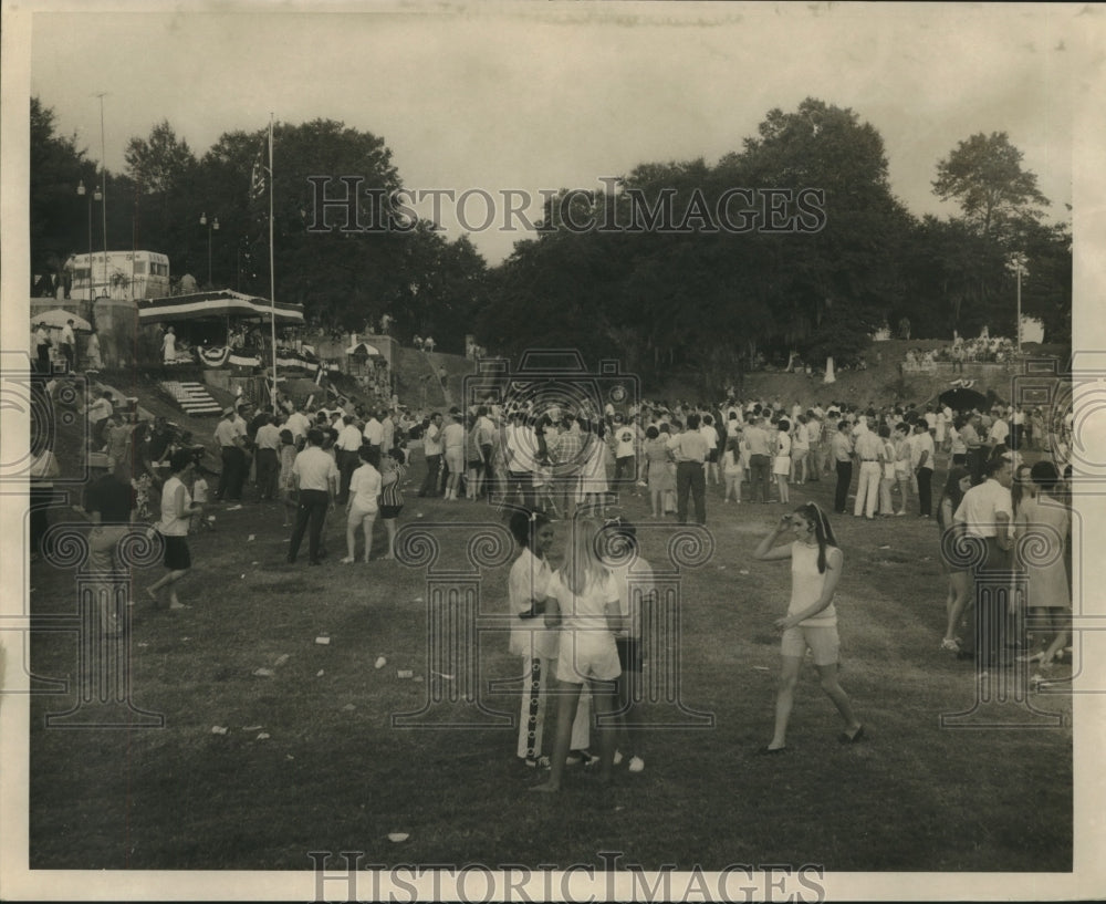 1969 Press Photo Crowds at Fort Jackson for Fourth of July, New Orleans - Historic Images