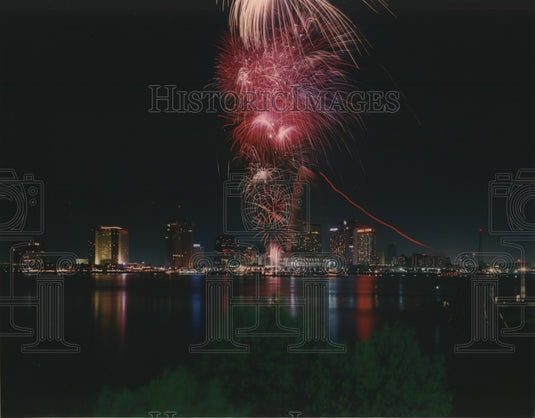 1989 Press Photo New Orleans' July 4th fireworks show over the river. - Historic Images
