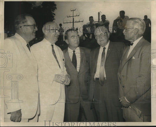 1969 Press Photo Officials & men in background at Ft. Jackson's 4th of July. - Historic Images