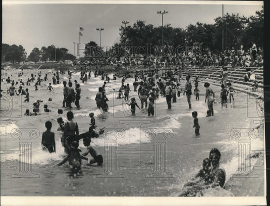1967 Press Photo New Orleaneans cooling off on the 4th of July. - nob09651 - Historic Images