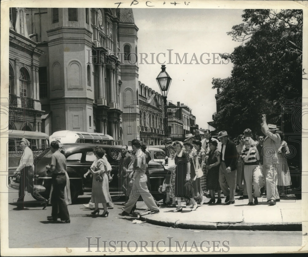 1950 Some celebrate 4th of July on sightseeing tours,Jackson Square. - Historic Images