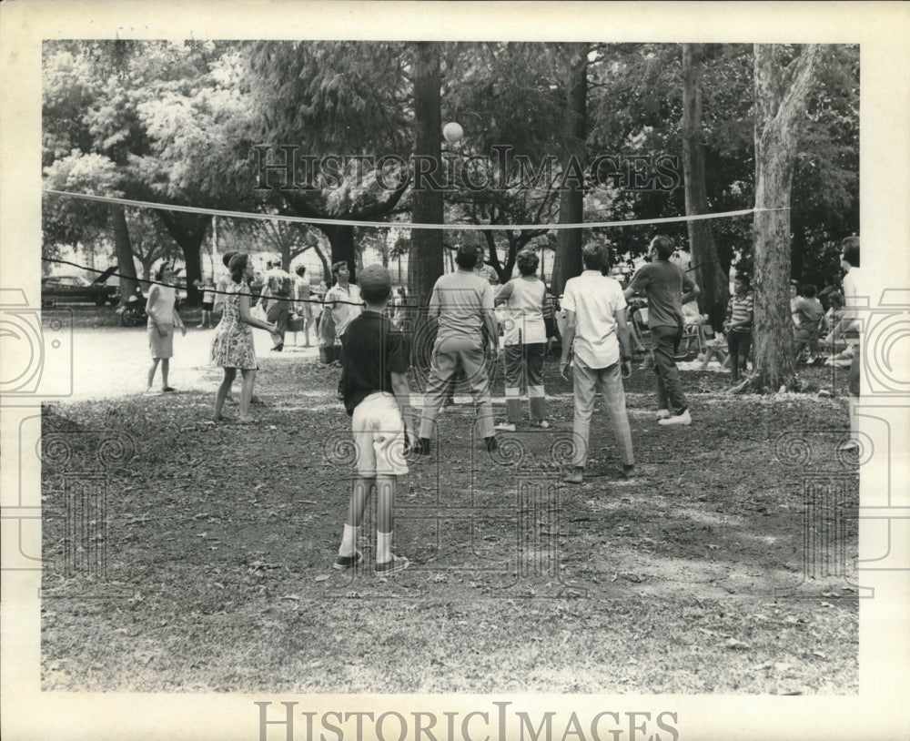 1969 Press Photo Volleyball in City Park, New Orleans on the Fourth of July. - Historic Images